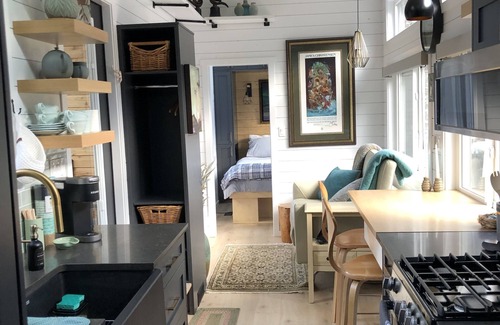 Hope House | Romantic, luxury tiny house in the mountains, 2 mins to Kawkawa Lake.