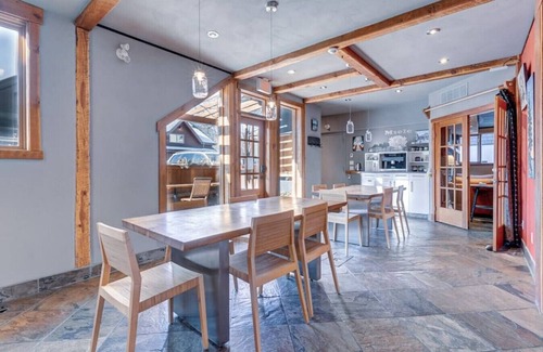 Town Centre Hotel | Romantic Suite in the Heart of Canmore-2 Guests