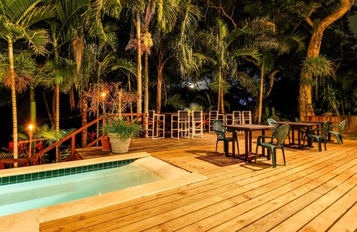 Bullet Tree Falls House | Romantic Suite on Riverfront Property with WiFi, AC & On-Site Pool/Dining