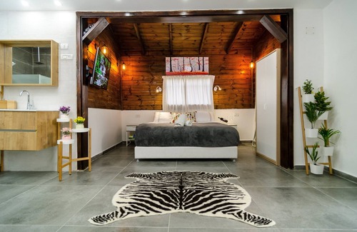 Tiberias Old City Cabin | Romantic suite on the sea of Galilee.