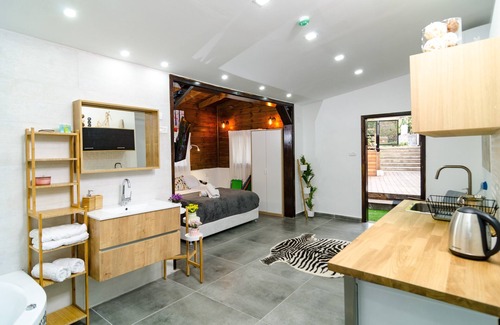 Tiberias Old City Cabin | Romantic suite on the sea of Galilee.