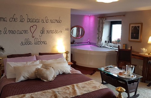 Excenex Apartment | Romantic Suite with Jacuzzi and private balcony with view