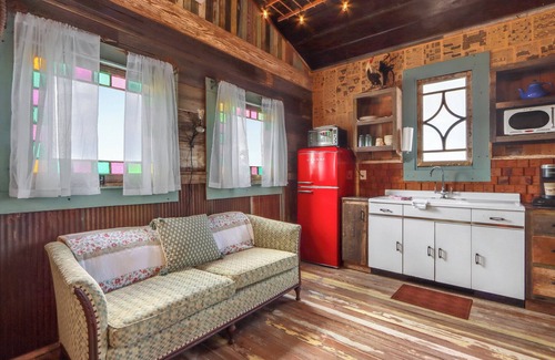 Lampasas Cabin | Romantic Treehouse Escape in Hill Country