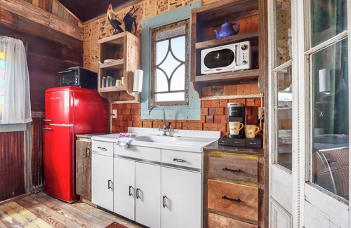 Lampasas Cabin | Romantic Treehouse Escape in Hill Country