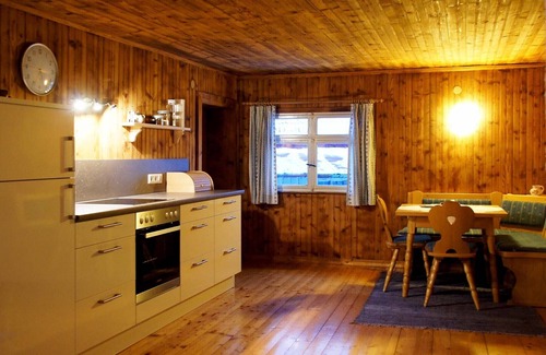 Stiefenhofen Apartment | Romantic vacation apartment with farmhouse parlor and tiled stove in the Allgäu