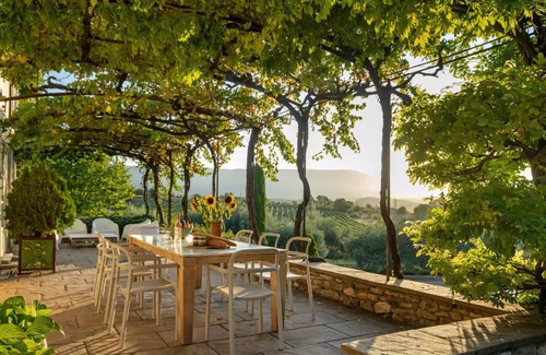 Saint-Saturnin-les-Apt House | Romantic Villa Set in Olive Grove with Pool, WiFi and AC in St Saturnin Les Apt