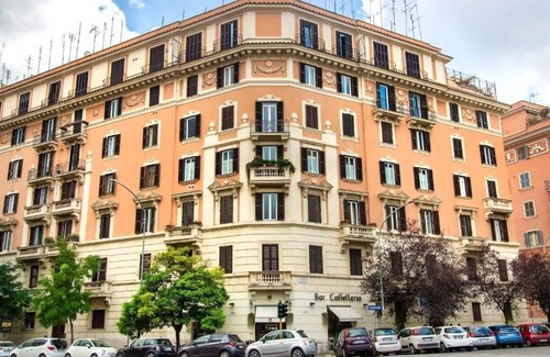 San Giovanni Apartment | Rome Central Rooms: Double/Twin Room with Single Beds