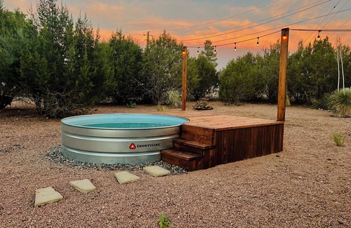 Lake Montezuma Cottage | Romeo's Roadhouse with Cowboy Pool