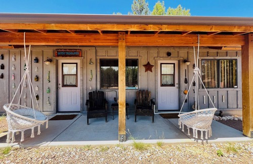 Lake Montezuma Cottage | Romeo's Roadhouse with Cowboy Pool