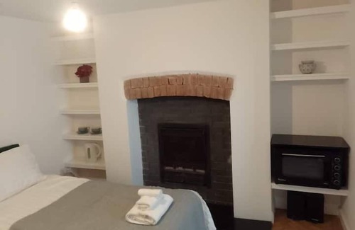 Barrow Gurney House | Room 1. 20 Minutes Walk to Airport