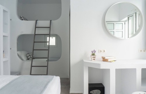 Paros Hotel | Room 4 @ Pelican Paros in the Old Town!