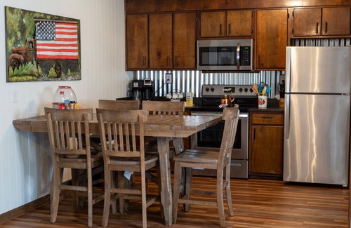 Wears Valley Cabin | Room 7 | Wears Valley, TN | 4mins to back entrance of GSMNP | Mtn View