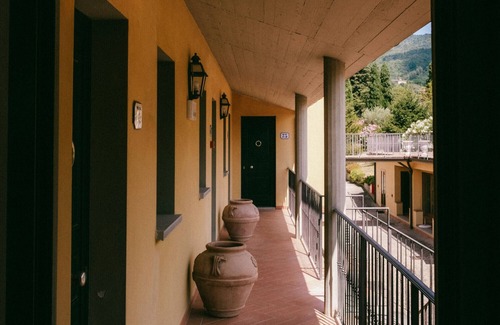 San Donato in Fronzano Apartment | Room '77 H Fattoria Degli Usignoli Tripla' with Shared Pool, Wi-Fi and Air Conditioning