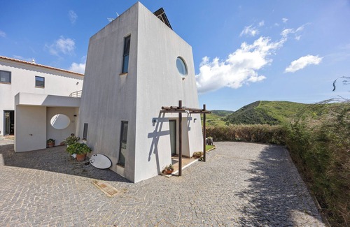 Carrapateira Apartment | Room 'Amado' with Shared Garden and Wi-Fi