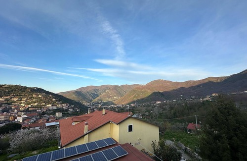 Piazza-Tralia-Pendolo Apartment | Room 'Camera Sentieri Con Vista Vesuvio' with Mountain View, Wi-Fi and Air Conditioning
