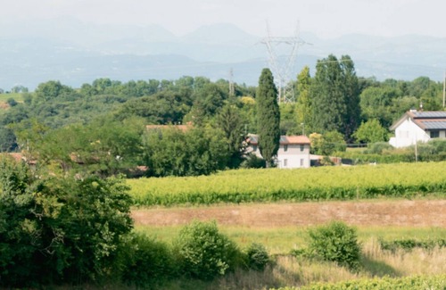 Sommacampagna Apartment | Room 'Casino Di Caccia 3' with Shared Pool, Wi-Fi and Air Conditioning
