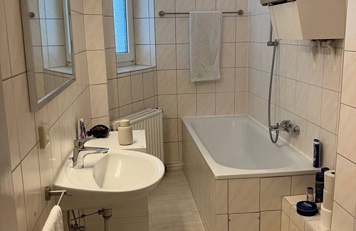 Vahrenwald Apartment | Room 'Das Weiße Zimmer Spezial H' with Balcony and Wi-Fi