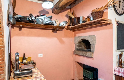 Torniella Apartment | Room 'Del Chiodo - Narciso Dei Poeti' with Mountain View, Shared Terrace and Wi-Fi