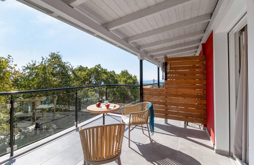 Anthousa Apartment | Room 'Deluxe Loft - A' with Shared Terrace, Wi-Fi and Air Conditioning