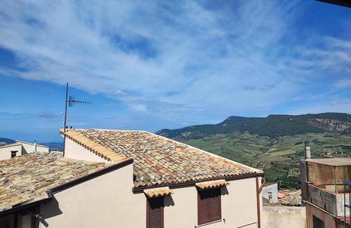 Giuliana Apartment | Room 'Eleonora D'Aragona' with Mountain View, Wi-Fi and Air Conditioning