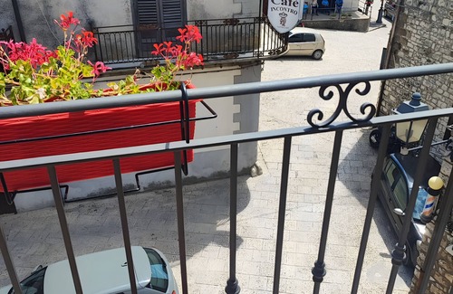 Giuliana Apartment | Room 'Eleonora D'Aragona' with Mountain View, Wi-Fi and Air Conditioning