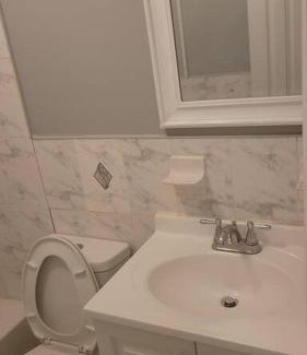 Queens House | Room in a Beach House with King Size bed in a landlord hosted three bedroom apartment