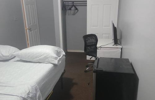 Queens House | Room in a Beach House with King Size bed in a landlord hosted three bedroom apartment