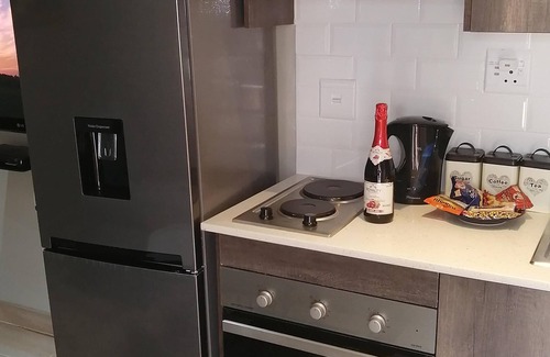 Kempton Park House | Room in B&B - Immaculate and Beautiful Chalet - Fully Equipped