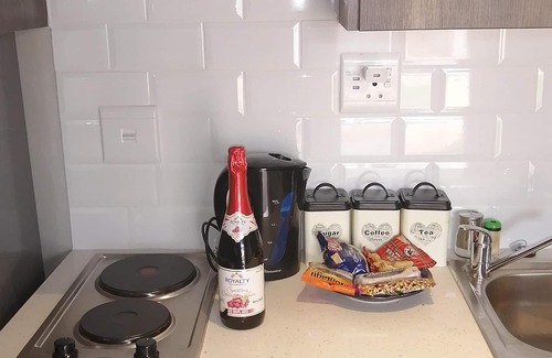 Kempton Park House | Room in B&B - Immaculate and Beautiful Chalet - Fully Equipped