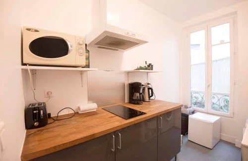Quartier des Grandes-Carrieres Hotel | Room in Montmartre with privat shower and shared WC