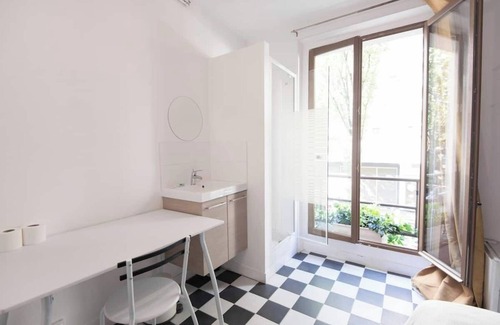 Quartier des Grandes-Carrieres Hotel | Room in Montmartre with privat shower and shared WC