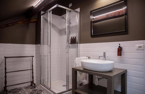 Cannobio Bed & Breakfast | Room 'Isabella' with Shared Garden and Wi-Fi