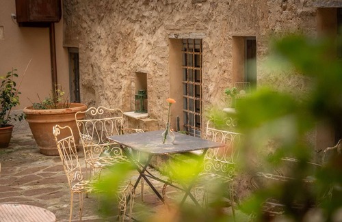 Campiglia d'Orcia Apartment | Room 'L'imbrunire - L'opificio' with Shared Garden, Wi-Fi and Air Conditioning