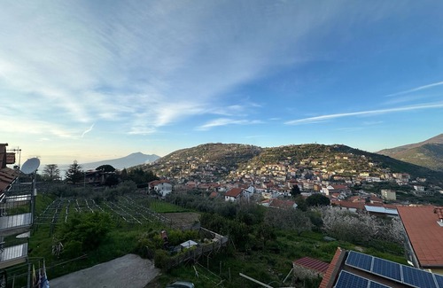 Piazza-Tralia-Pendolo Apartment | Room 'Napoli Con Vista Vesuvio' with Mountain View, Wi-Fi and Air Conditioning