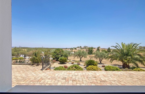 Espirito Santo Apartment | Room 'Quarto Salmão - Countryside View' with Shared Pool, Wi-Fi and Air Conditioning