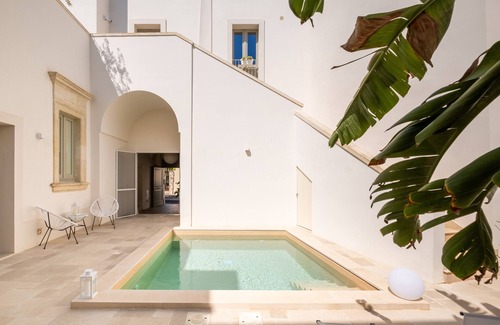 Sternatia Apartment | Room 'Relais Luxury Xenia - Ulivo' with Shared Pool, Wi-Fi and Air Conditioning