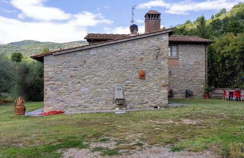 Montebonello Apartment | Room 'Rosa I Cipressi' with Shared Garden, Wi-Fi and Air Conditioning