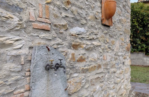 Montebonello Apartment | Room 'Rosa I Cipressi' with Shared Garden, Wi-Fi and Air Conditioning