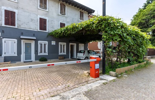 Dossobuono Apartment | Room 'Shakespeare' with Wi-Fi and Air Conditioning