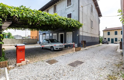 Dossobuono Apartment | Room 'Shakespeare' with Wi-Fi and Air Conditioning