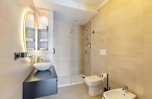 Dossobuono Apartment | Room 'Shakespeare' with Wi-Fi and Air Conditioning