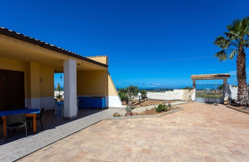 San Leonardo House | Room 'Tramontana' with Sea View, Wi-Fi and Air Conditioning