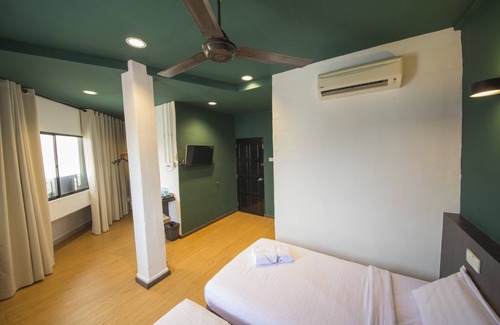 Pegawai Hotel | Room V at Jalan Jenang