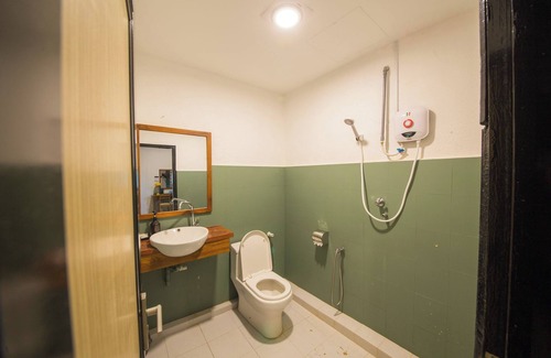 Pegawai Hotel | Room V @ Jalan Sultanah Near Bus Stop Batu Pahat