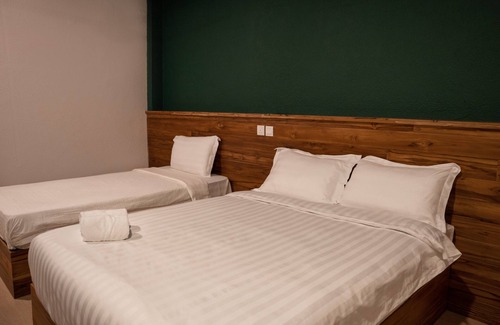 Pegawai Hotel | Room V @ Jalan Sultanah Near Bus Stop Batu Pahat