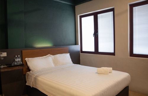 Pegawai Hotel | Room V @ Jalan Sultanah Near Bus Stop Batu Pahat