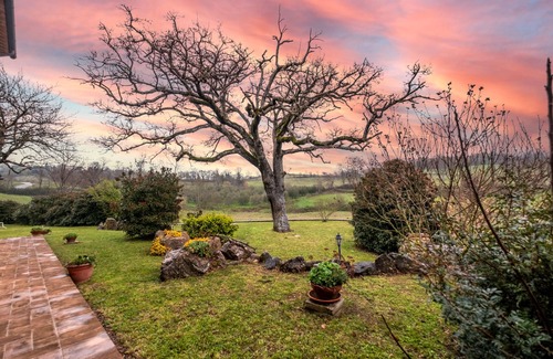 Catabbio Apartment | Room 'Verde' with Shared Pool and Shared Garden