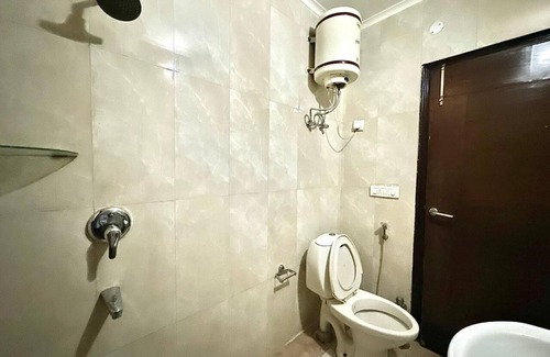 Gurugram Apartment | Room with attach washroom near golf course road