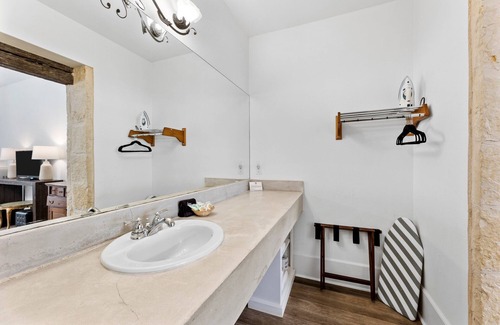 Comfort Hotel | Room with Two Queen Beds, microwave, mini-fridge, gas fireplace and porch