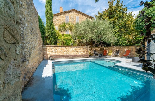 Collias Apartment | Room with Vintage Bath, Shared Pool, Wi-Fi and Air Conditioning